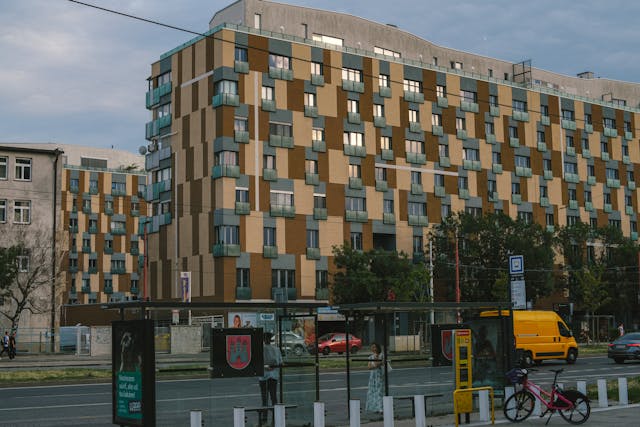 ładowarka aut elektrycznych na osiedlu, ładowarka EV we wspólnocie mieszkaniowej, overcome